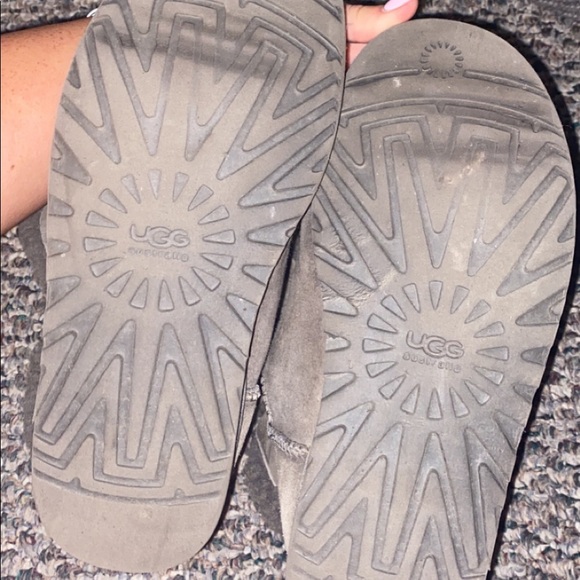 AUTHENTIC Women’s Gray Bailey Button UGG boots - Picture 3 of 4